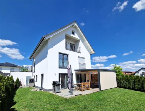 Claudia Neufert Immobilien Gartenansicht